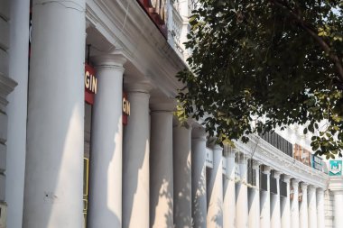 Delhi, Hindistan, Kasım 03: 2024 - Yeni Delhi 'nin merkezinde ofis, banka ve alışveriş merkezi olarak bilinen ünlü iş bölgesi Connaught Place. İngiliz tarzı mimari CP