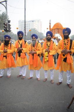 Delhi, Hindistan, 17 Kasım 2024 - Doğu Delhi bölgesinde Guru Nanak Dev, Nagar Kirtan 'ın doğum günü dolayısıyla geleneksel Nagar Kirtan, geleneksel Nagar geçit töreninde Sihler gatka ve dövüş sanatlarını sergiliyor