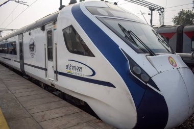 Delhi, Hindistan, 31 Aralık 2024 - Vande Bharat Ekspres treni Delhi 'den Anand Vihar tren istasyonundan Dehradun' a gidiyor, Vande Bharat Hindistan 'ın en hızlı treni