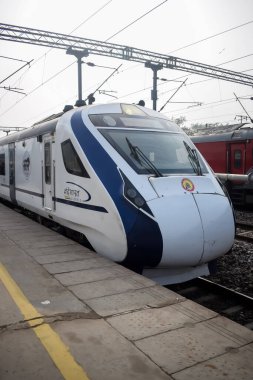 Delhi, Hindistan, 31 Aralık 2024 - Vande Bharat Ekspres treni Delhi 'den Anand Vihar tren istasyonundan Dehradun' a gidiyor, Vande Bharat Hindistan 'ın en hızlı treni