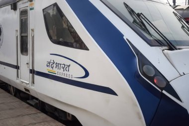 Delhi, Hindistan, 31 Aralık 2024 - Vande Bharat Ekspres treni Delhi 'den Anand Vihar tren istasyonundan Dehradun' a gidiyor, Vande Bharat Hindistan 'ın en hızlı treni