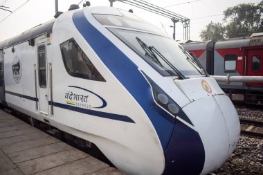 Delhi, Hindistan, 31 Aralık 2024 - Vande Bharat Ekspres treni Delhi 'den Anand Vihar tren istasyonundan Dehradun' a gidiyor, Vande Bharat Hindistan 'ın en hızlı treni