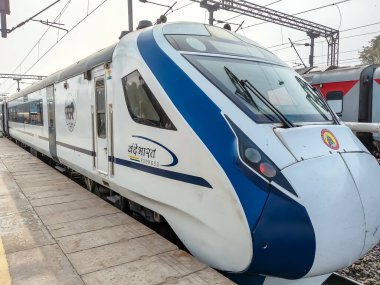 Delhi, Hindistan, 31 Aralık 2024 - Vande Bharat Ekspres treni Delhi 'den Anand Vihar tren istasyonundan Dehradun' a gidiyor, Vande Bharat Hindistan 'ın en hızlı treni