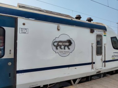 Delhi, Hindistan, 31 Aralık 2024 - Vande Bharat Ekspres treni Delhi 'den Anand Vihar tren istasyonundan Dehradun' a gidiyor, Vande Bharat Hindistan 'ın en hızlı treni
