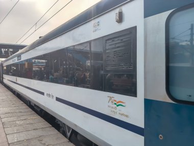 Delhi, Hindistan, 31 Aralık 2024 - Vande Bharat Ekspres treni Delhi 'den Anand Vihar tren istasyonundan Dehradun' a gidiyor, Vande Bharat Hindistan 'ın en hızlı treni