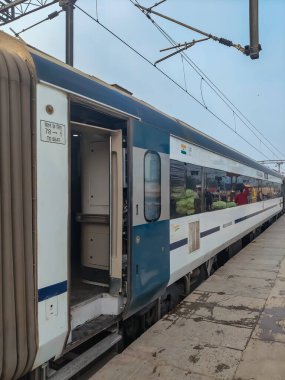 Delhi, Hindistan, 31 Aralık 2024 - Vande Bharat Ekspres treni Delhi 'den Anand Vihar tren istasyonundan Dehradun' a gidiyor, Vande Bharat Hindistan 'ın en hızlı treni
