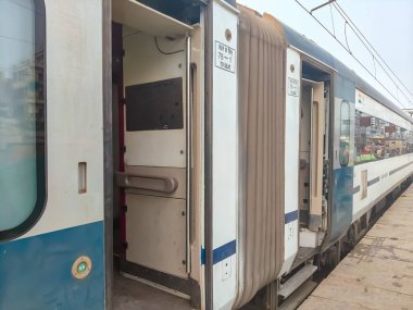 Delhi, Hindistan, 31 Aralık 2024 - Vande Bharat Ekspres treni Delhi 'den Anand Vihar tren istasyonundan Dehradun' a gidiyor, Vande Bharat Hindistan 'ın en hızlı treni