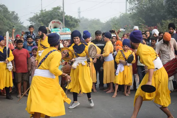 Delhi, Hindistan, 17 Kasım 2024 - Doğu Delhi bölgesinde Guru Nanak Dev, Nagar Kirtan 'ın doğum günü dolayısıyla geleneksel Nagar Kirtan, geleneksel Nagar geçit töreninde Sihler gatka ve dövüş sanatlarını sergiliyor