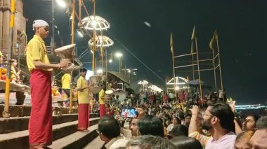 Varanasi, Hindistan - 23 Mart 2025 Dünyaca ünlü Ganga Aarti her akşam Dashashwamedh Ghat 'ta sahne alıyor.