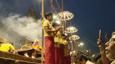Varanasi, Hindistan - 23 Mart 2025 Dünyaca ünlü Ganga Aarti her akşam Dashashwamedh Ghat 'ta sahne alıyor.