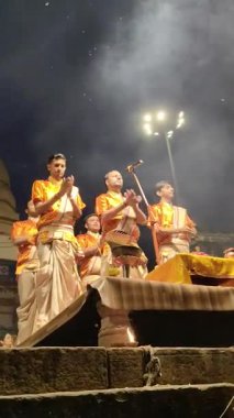 Varanasi, Hindistan - 23 Mart 2025 Dünyaca ünlü Ganga Aarti her akşam Dashashwamedh Ghat 'ta sahne alıyor.