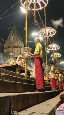 Varanasi, Hindistan - 23 Mart 2025 Dünyaca ünlü Ganga Aarti her akşam Dashashwamedh Ghat 'ta sahne alıyor.