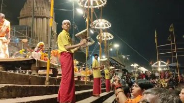 Varanasi, Hindistan - 23 Mart 2025 Dünyaca ünlü Ganga Aarti her akşam Dashashwamedh Ghat 'ta sahne alıyor.