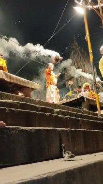 Varanasi, Hindistan - 23 Mart 2025 Dünyaca ünlü Ganga Aarti her akşam Dashashwamedh Ghat 'ta sahne alıyor.