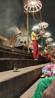 Varanasi, Hindistan - 23 Mart 2025 Dünyaca ünlü Ganga Aarti her akşam Dashashwamedh Ghat 'ta sahne alıyor.