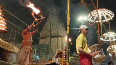 Varanasi, Hindistan - 23 Mart 2025 Dünyaca ünlü Ganga Aarti her akşam Dashashwamedh Ghat 'ta sahne alıyor.