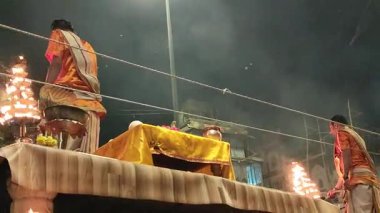 Varanasi, Hindistan - 23 Mart 2025 Dünyaca ünlü Ganga Aarti her akşam Dashashwamedh Ghat 'ta sahne alıyor.