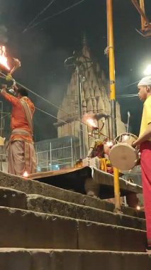 Varanasi, Hindistan - 23 Mart 2025 Dünyaca ünlü Ganga Aarti her akşam Dashashwamedh Ghat 'ta sahne alıyor.