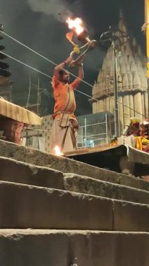 Varanasi, Hindistan - 23 Mart 2025 Dünyaca ünlü Ganga Aarti her akşam Dashashwamedh Ghat 'ta sahne alıyor.