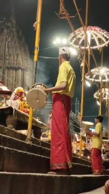 Varanasi, Hindistan - 23 Mart 2025 Dünyaca ünlü Ganga Aarti her akşam Dashashwamedh Ghat 'ta sahne alıyor.