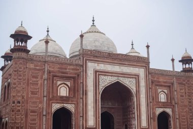 Tac Mahal 'in yedi dünya harikası arasında yer alan muhteşem manzarası. Bulutlu bir günde ünlü Hint İslami mirası, Taj Mahal Yamuna Nehri 'nin güney kıyısında yer alıyor.