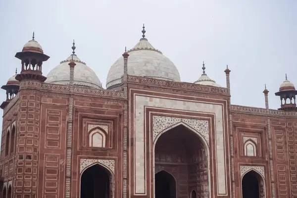 Tac Mahal 'in yedi dünya harikası arasında yer alan muhteşem manzarası. Bulutlu bir günde ünlü Hint İslami mirası, Taj Mahal Yamuna Nehri 'nin güney kıyısında yer alıyor.