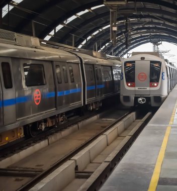 Yeni Delhi, Hindistan, 12 Ağustos 2024 - Delhi treni Yeni Delhi, Hindistan, Asya 'daki Jhandewalan metro istasyonuna varıyor.