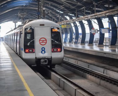 Yeni Delhi, Hindistan, 12 Ağustos 2024 - Delhi treni Yeni Delhi, Hindistan, Asya 'daki Jhandewalan metro istasyonuna varıyor.