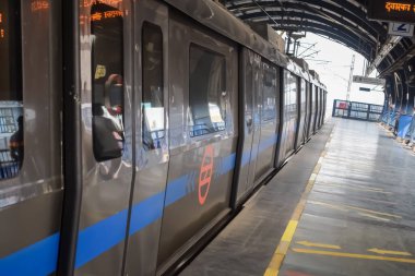 Yeni Delhi, Hindistan, 12 Ağustos 2024 - Delhi treni Yeni Delhi, Hindistan, Asya 'daki Jhandewalan metro istasyonuna varıyor.