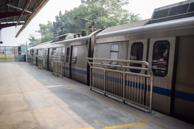 Yeni Delhi, Hindistan, 12 Ağustos 2024 - Delhi treni Yeni Delhi, Hindistan, Asya 'daki Jhandewalan metro istasyonuna varıyor.