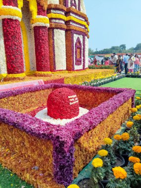 Varanasi Hindistan 'daki ünlü Kashi Vishwanath tapınağının kopyası. Her yıl Delhi NCR' de düzenlenen Noida Çiçek Fuarı 'nda gösterilen çok renkli güzel çiçeklerle yapıldı.