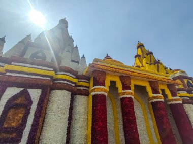 Varanasi Hindistan 'daki ünlü Kashi Vishwanath tapınağının kopyası. Her yıl Delhi NCR' de düzenlenen Noida Çiçek Fuarı 'nda gösterilen çok renkli güzel çiçeklerle yapıldı.