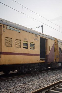 Delhi, Hindistan, 02 Kasım 2024 - Anand Vihar tren istasyonundan kalkan Hint ekspresi sabah saatlerinde, Delhi tren istasyonunda Renkli Ekspres tren