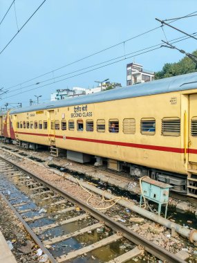 Delhi, Hindistan, 02 Kasım 2024 - Anand Vihar tren istasyonundan kalkan Hint ekspresi sabah saatlerinde, Delhi tren istasyonunda Renkli Ekspres tren