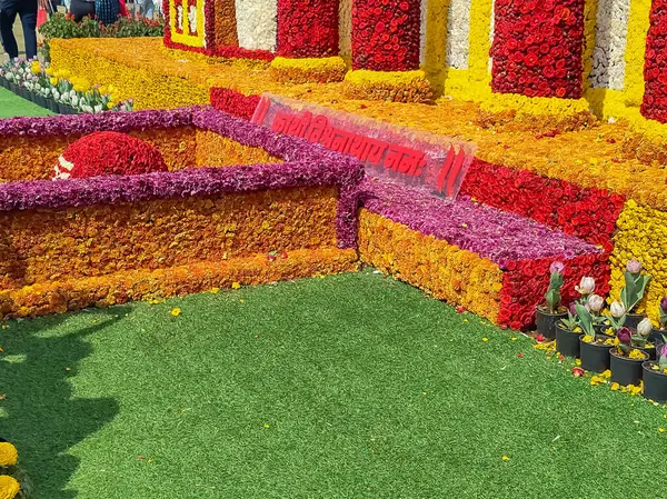 Varanasi Hindistan 'daki ünlü Kashi Vishwanath tapınağının kopyası. Her yıl Delhi NCR' de düzenlenen Noida Çiçek Fuarı 'nda gösterilen çok renkli güzel çiçeklerle yapıldı.