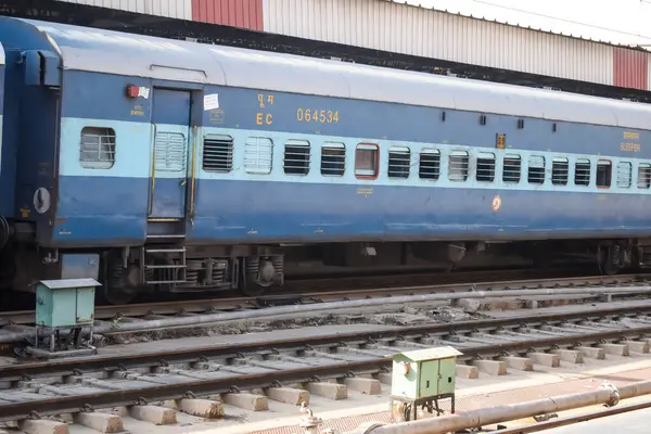 Delhi, Hindistan, 02 Kasım 2024 - Anand Vihar tren istasyonundan kalkan Hint ekspresi sabah saatlerinde, Delhi tren istasyonunda Renkli Ekspres tren