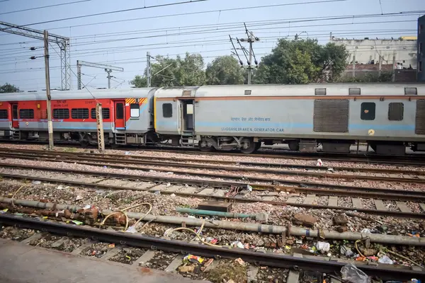 Delhi, Hindistan, 02 Kasım 2024 - Anand Vihar tren istasyonundan kalkan Hint ekspresi sabah saatlerinde, Delhi tren istasyonunda Renkli Ekspres tren