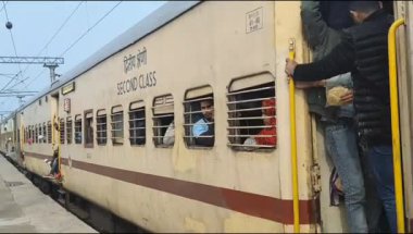 Delhi, Hindistan, 02 Kasım 2024 - Anand Vihar tren istasyonundan kalkan Hint ekspresi sabah saatlerinde, Delhi tren istasyonunda Renkli Ekspres tren