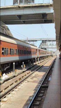 Delhi, Hindistan, 02 Kasım 2024 - Anand Vihar tren istasyonundan kalkan Hint ekspresi sabah saatlerinde, Delhi tren istasyonunda Renkli Ekspres tren