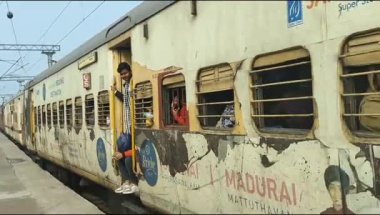 Delhi, Hindistan, 02 Kasım 2024 - Anand Vihar tren istasyonundan kalkan Hint ekspresi sabah saatlerinde, Delhi tren istasyonunda Renkli Ekspres tren