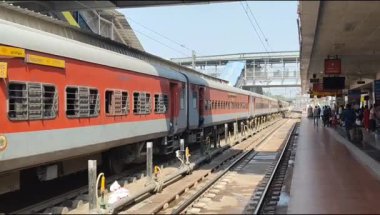 Delhi, Hindistan, 02 Kasım 2024 - Anand Vihar tren istasyonundan kalkan Hint ekspresi sabah saatlerinde, Delhi tren istasyonunda Renkli Ekspres tren