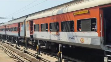 Delhi, Hindistan, 02 Kasım 2024 - Anand Vihar tren istasyonundan kalkan Hint ekspresi sabah saatlerinde, Delhi tren istasyonunda Renkli Ekspres tren