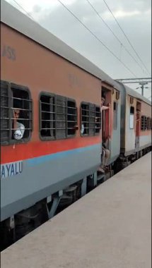 Delhi, Hindistan, 02 Kasım 2024 - Anand Vihar tren istasyonundan kalkan Hint ekspresi sabah saatlerinde, Delhi tren istasyonunda Renkli Ekspres tren