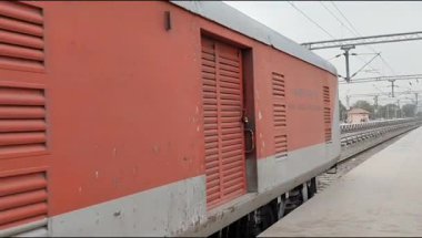 Delhi, Hindistan, 02 Kasım 2024 - Anand Vihar tren istasyonundan kalkan Hint ekspresi sabah saatlerinde, Delhi tren istasyonunda Renkli Ekspres tren