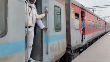 Delhi, Hindistan, 02 Kasım 2024 - Anand Vihar tren istasyonundan kalkan Hint ekspresi sabah saatlerinde, Delhi tren istasyonunda Renkli Ekspres tren