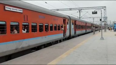 Delhi, Hindistan, 02 Kasım 2024 - Anand Vihar tren istasyonundan kalkan Hint ekspresi sabah saatlerinde, Delhi tren istasyonunda Renkli Ekspres tren