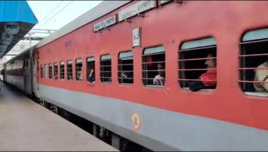 Delhi, Hindistan, 02 Kasım 2024 - Anand Vihar tren istasyonundan kalkan Hint ekspresi sabah saatlerinde, Delhi tren istasyonunda Renkli Ekspres tren