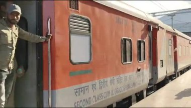 Delhi, Hindistan, 02 Kasım 2024 - Anand Vihar tren istasyonundan kalkan Hint ekspresi sabah saatlerinde, Delhi tren istasyonunda Renkli Ekspres tren