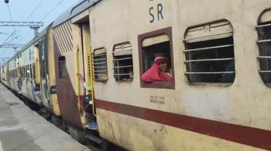 Delhi, Hindistan, 02 Kasım 2024 - Anand Vihar tren istasyonundan kalkan Hint ekspresi sabah saatlerinde, Delhi tren istasyonunda Renkli Ekspres tren
