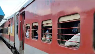 Delhi, Hindistan, 02 Kasım 2024 - Anand Vihar tren istasyonundan kalkan Hint ekspresi sabah saatlerinde, Delhi tren istasyonunda Renkli Ekspres tren